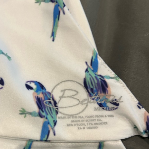 Bettinis Key Hole Bikini Top in Parrot Print Size Medium - Picture 5 of 5